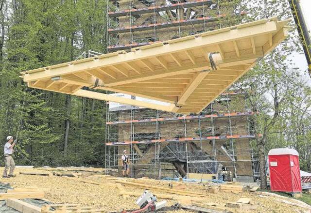Der letzte Holzboden wird vom Kran auf den Hasenbergturm gehievt. Bild: AZ Freiamt 11.05.2021/Walter Christen