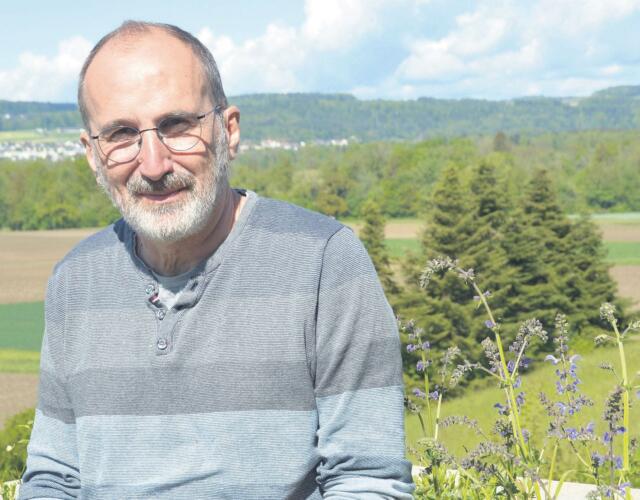 WWF-Aargau-Co-Präsident Markus Käch hat seinen eigenen Garten in ein Naturparadies verwandelt. Bild: BBA 21.05.2021/Roger Wetli