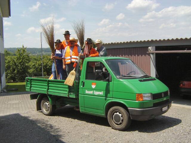 Gemeinderätliche Putzequipe im Rebhügel Eggenwil am 11. Juni 2005