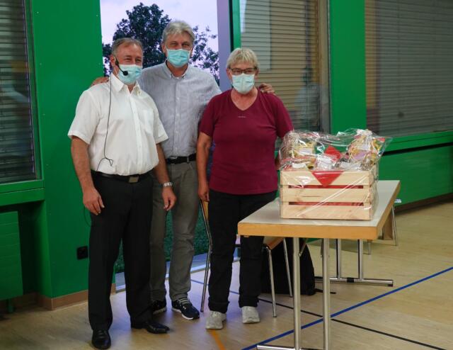 Unter tosendem Applaus der Gemeindeversammlung würdigten und verdankten Gemeindeammann Roger Hausherr und Gemeindeschreiber Walter Bürgi Redaktorin Erika Obrist (von links) für ihr jahrzehntelanges Engagement als Lokaljournalistin beim Bremgarter Bezirks-Anzeiger. Bild:&nbsp;GK/Doris Wernli 18.06.2021