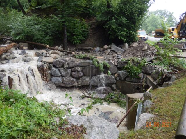 Rechen, Durchlass und südseitiges Vorgelände des Pflanzerbachs oberhalb der Kantonsstrasse zwischen Eggenwil und Bremgarten werden seit gestern früh&nbsp;mit schwerem Geräte von Treibgut, Geschiebe und Schlamm befreit. Bild:&nbsp;GK/Walter Bürgi 24.06.2021