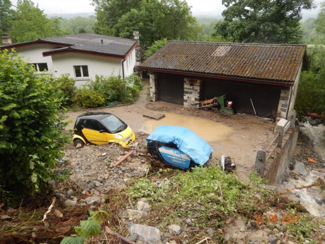 Unterhalb der Kantonsstrasse verursachte das Hochwasser Schäden an der Liegenschaft und an den Fahrzeugen. Bild: GK/Walter Bürgi 24.06.2021