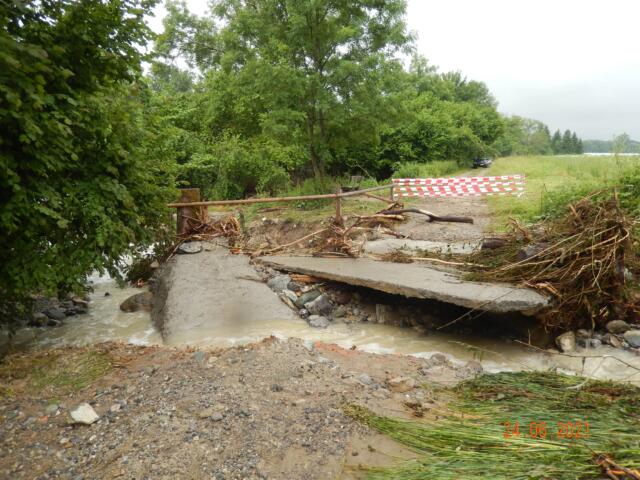 An der Mündung zur Reuss riss der Pflanzerbach die Betonbrücke weg und machte damit den Weg unpassierbar. Bild: GK/Walter Bürgi 24.06.2021