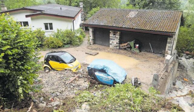 An der Liegenschaft unterhalb der Kantonsstrasse in Eggenwil richtete der Pflanzerbach deutliche Schäden an. Bild: zvg GK/Walter Bürgi 23.06.2021 