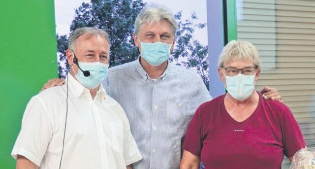 Gebührend verabschiedet man sich: Gemeindeammann Roger Hausherr und Gemeindeschreiber Walter Bürgi danken Erika Obrist (von links) für ihr jahrelanges Engagement als Lokaljournalistin. Bild: BBA 25.06.2021/gk/18.06.2021