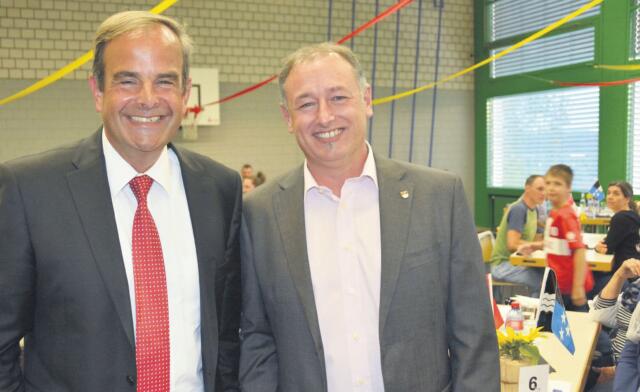 Die-Mitte-Präsident Gerhard Pfister (links) fühlte sich in Eggenwil bei Gemeindeammann Roger Hausherr sichtlich wohl. Bild: BBA 03.08.2021/Roger Wetli