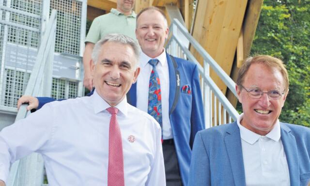 Geschafft: Mit einem mulmigen Gefühl im Magen hat Regierungsrat Alex Hürzeler (links) zusammen mit Gemeindeammann Peter Spring den Turm bestiegen. Strahlend sind sie zurückgekehrt. Bild: BBA 03.08.2021/Erika Obrist