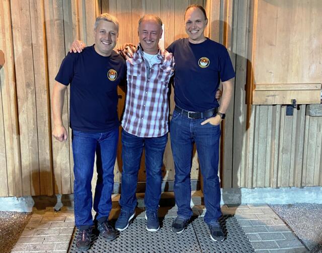 Nach insgesamt 25 Dienstjahren in der Eggenwiler Ortsfeuerwehr stellt Thomas Hausherr (links) per Ende dieses Jahres sein Amt als Feuerwehrkommandant und Präsident der Feuerwehrkommission zur Verfügung. Als Nachfolger hat der Gemeinderat Pascal Vogel (rechts) ernannt. Am Hauptübungsessen letzten Freitag würdigte Gemeindeammann Roger Hausherr (Bildmitte), der selbst die Feuerwehr von 2007 bis 2014 kommandierte, die Verdienste seines Nachfolgers. Bild: Nicola Altschul/24.09.2021