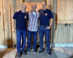Sie bilden drei Generationen von Eggenwiler Feuerwehrkommandanten (v.l.): Thomas Hausherr, Gemeindeammann Roger Hausherr und Pascal Vogel. Bild: Nicola Altschul/24.09.2021