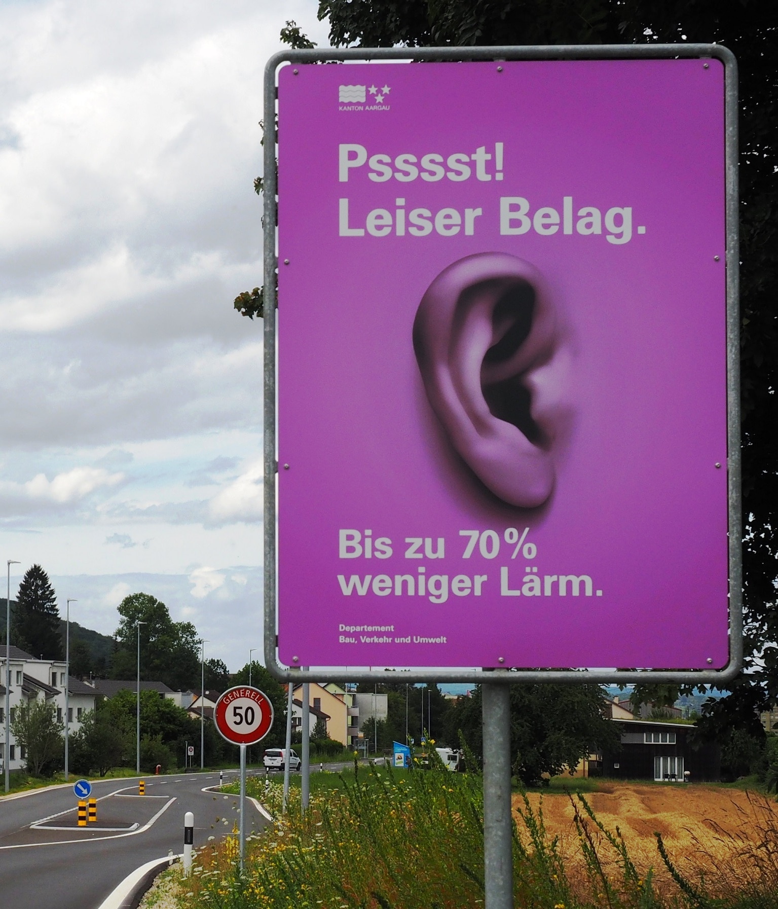 Infotafeln «Leiser Belag» seit Sommer 2021 im Einsatz auf lärmsanierten Kantonsstrassen im Aargau