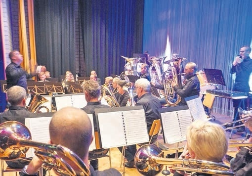 Engste Verhältnisse auf der Musikbühne, dennoch eine musikalisch hochstehende Leistung. Links Dirigent Riccardo Vegezzi. Bild: BBA 09.11.2021/Hans Rechsteiner