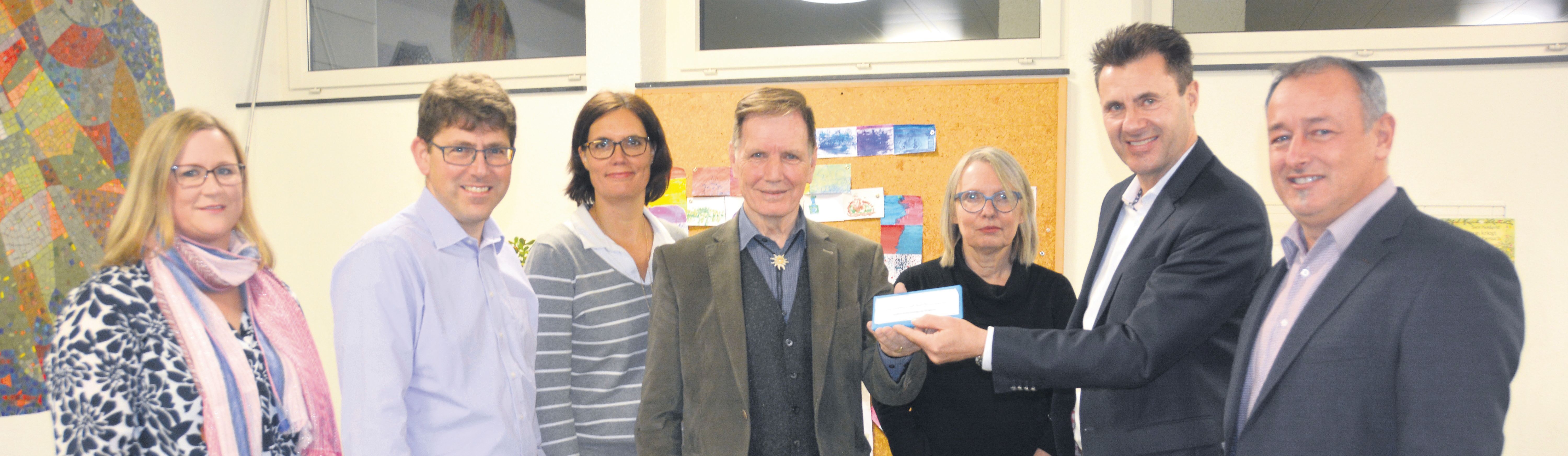 Die Schulpfleger (v. l.) Martina Vitali, Stefan Martin, Desirée Zappacosta und Werner Vogel übergaben die PC-Daten symbolisch an Schulleiterin Franziska Pedersen, Gemeinderat André Heinrich und Gemeindeammann Roger Hausherr. Bild: BBA 21.12.2021/Roger Wetli