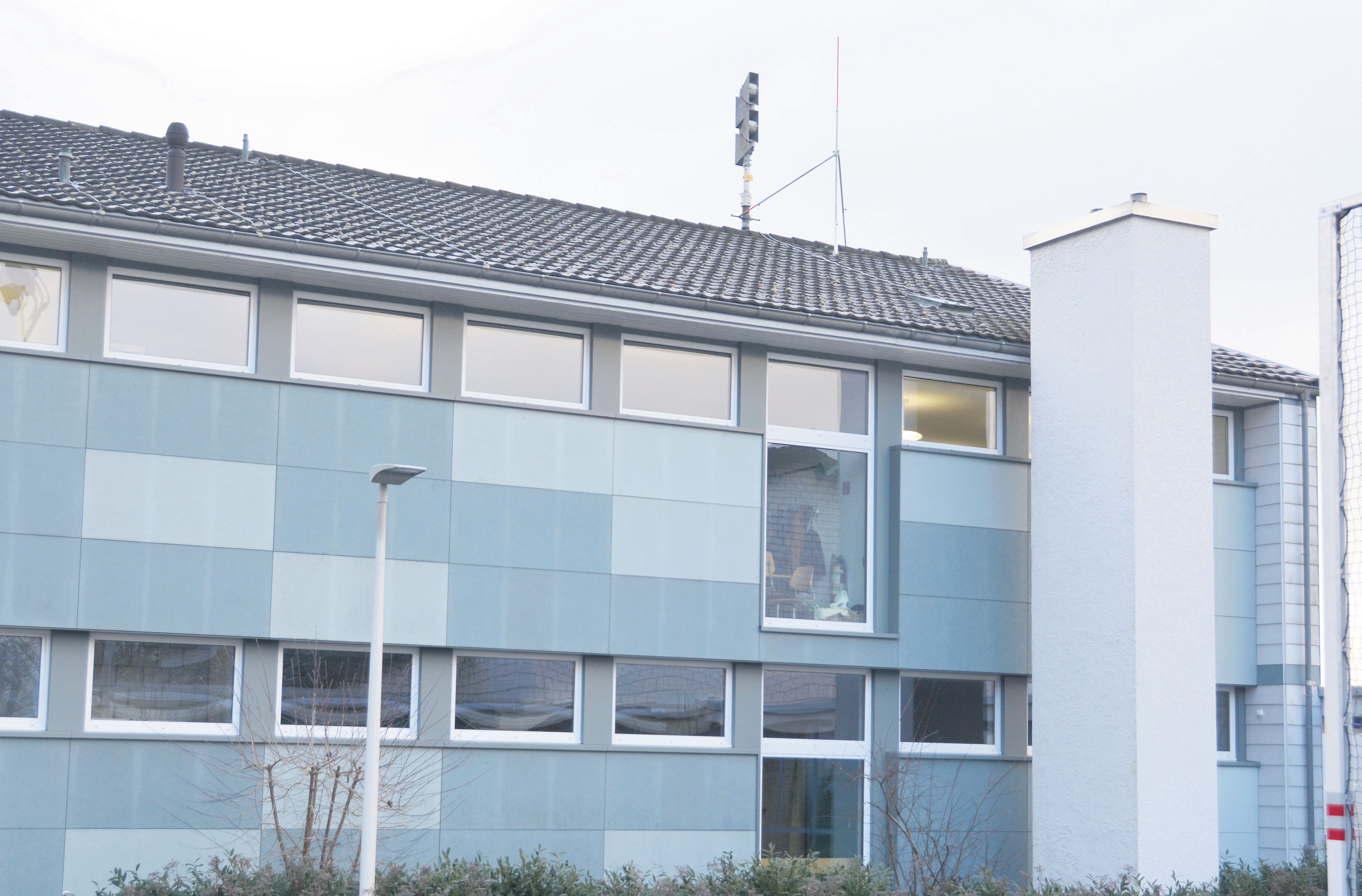 Der Eggenwiler Gemeinderat bewilligte den Bau einer 5G-Antenne auf diesem Schulhausdach. Bild: BBA 01.09.2023/Archiv/Roger Wetli