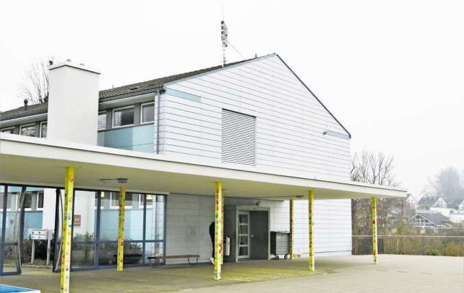 Beim Eggenwiler Schulhausdach plant die Swisscom eine Mobilfunkantenne zu errichten. Bild: AZ Freiamt 28.01.2022/Marc Ribolla