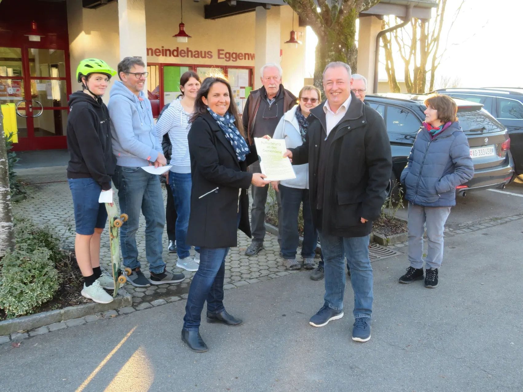 Ammann Roger Hausherr nahm die Petition entgegen. Bild: AZ Freiamt 10.02.2022/Marc Ribolla