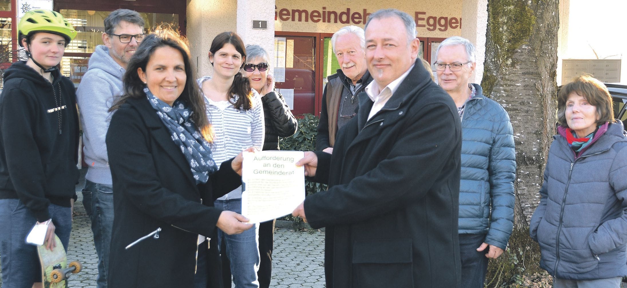 Vor zwei Wochen wurde die Petition übergeben. Jetzt muss Gemeindeammann Roger Hausherr (3. v. r.) verkünden, dass die Umsetzung der geforderten Sistierung des Baugesuchs gegen geltendes Recht verstossen würde. Bild: BBA/Archiv