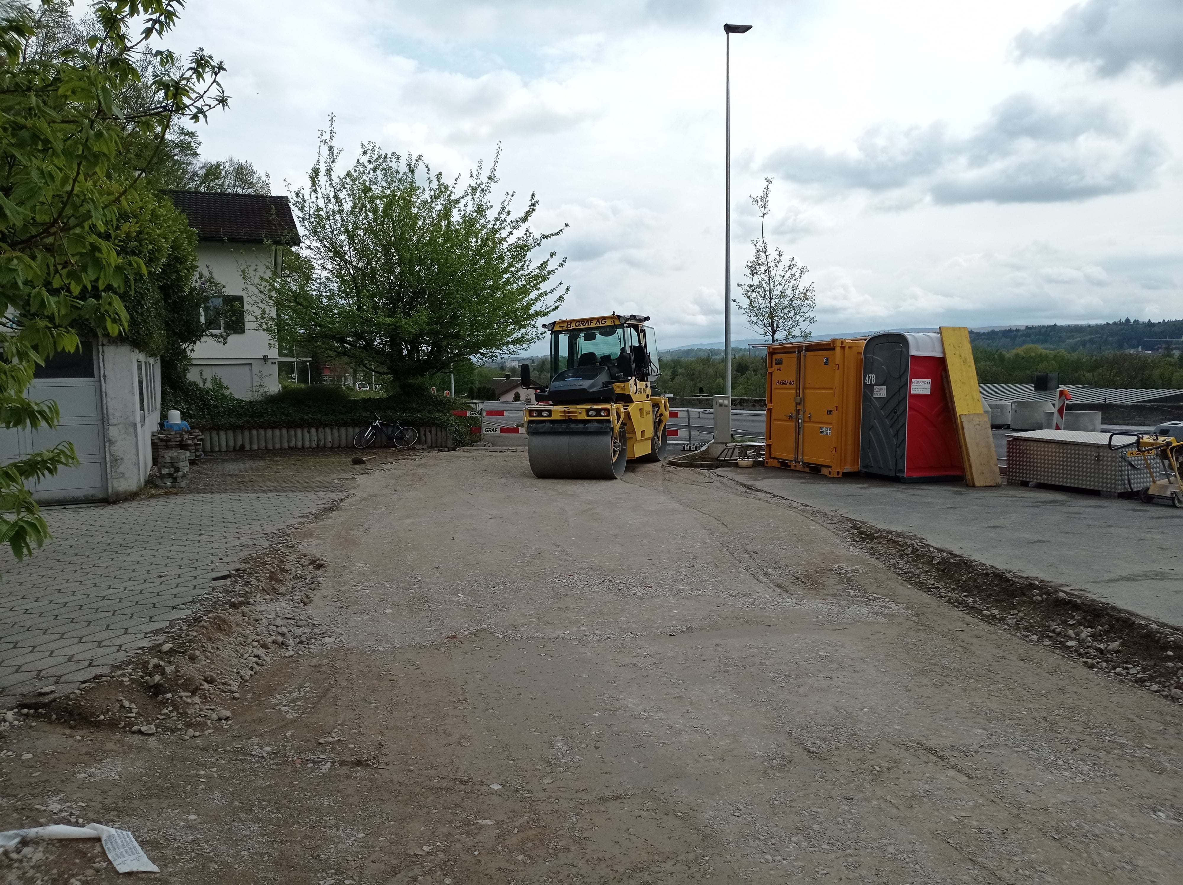 Projekt «Sanierung Rotrainstrasse und Kuppelweg» – Bauphase R1 am 25.04.2022: Verdichtung Fundationsschicht Rotrainstrasse BP R1. Bild: Juraj Welte, Bauleiter