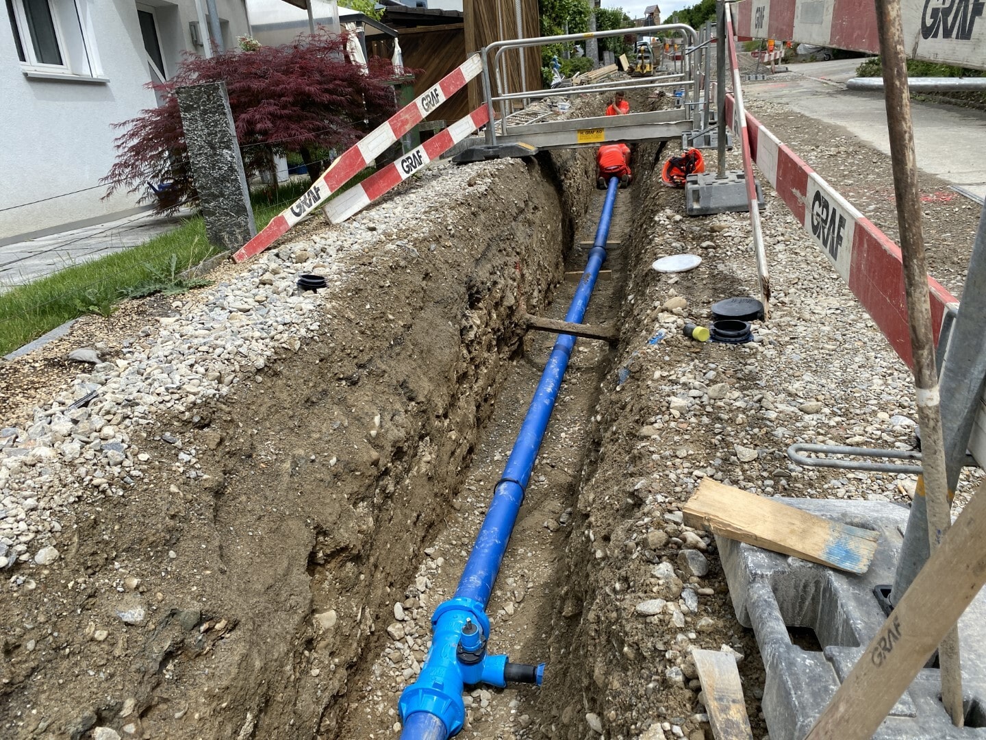 Projekt «Sanierung Rotrainstrasse und Kuppelweg» – Bauphase R2 am 09.06.2022: Erstellung Wasserleitung Rotrainstrasse BP R2. Bild: Juraj Welte, Bauleiter