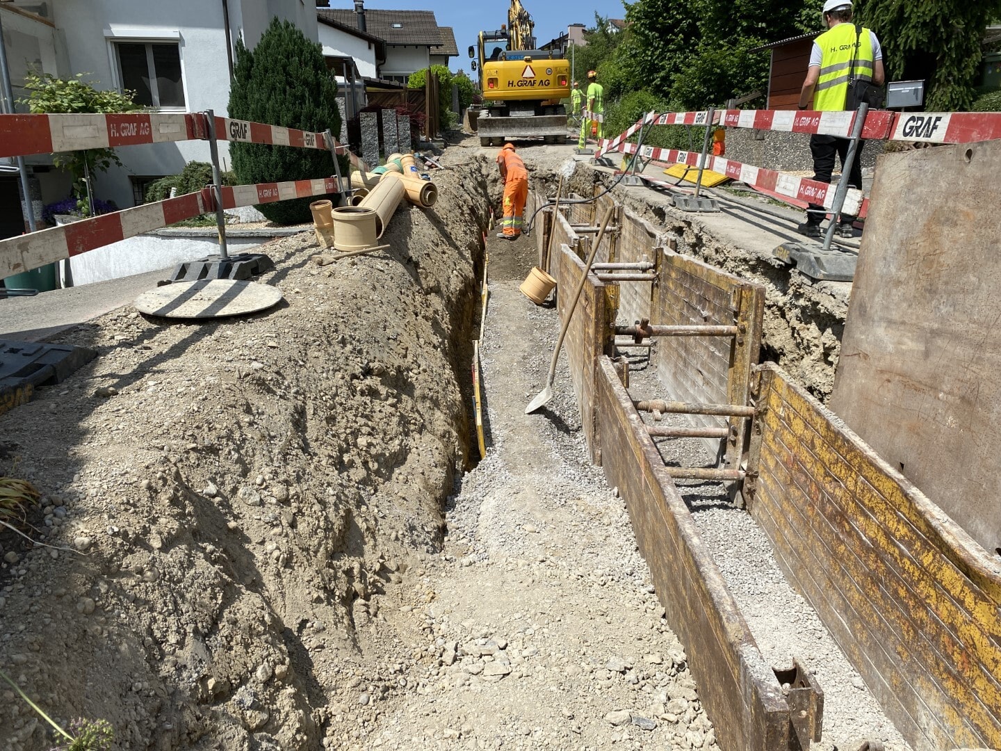 Projekt «Sanierung Rotrainstrasse und Kuppelweg» – Bauphase R2 am 24.05.2022: Erstellung Kanalisation Rotrainstrasse BP R2. Bild: Juraj Welte, Bauleiter