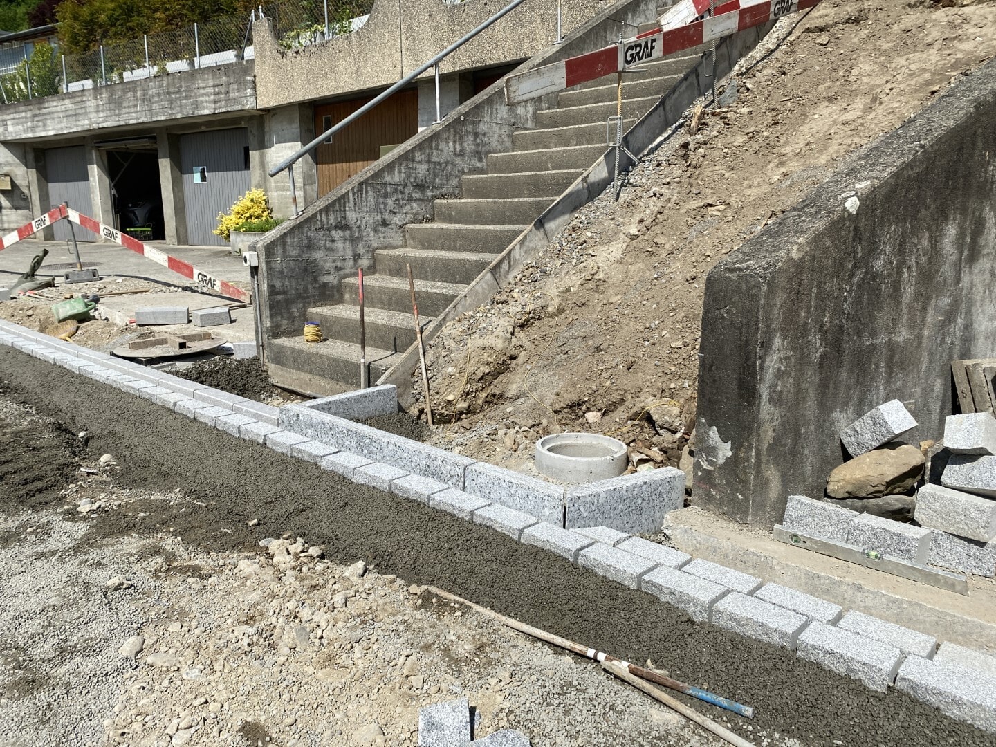 Projekt «Sanierung Rotrainstrasse und Kuppelweg» – Bauphase R1 am 09.05.2022: Erstellung Randabschlüsse Rotrainstrasse BP R1. Bild: Juraj Welte, Bauleiter