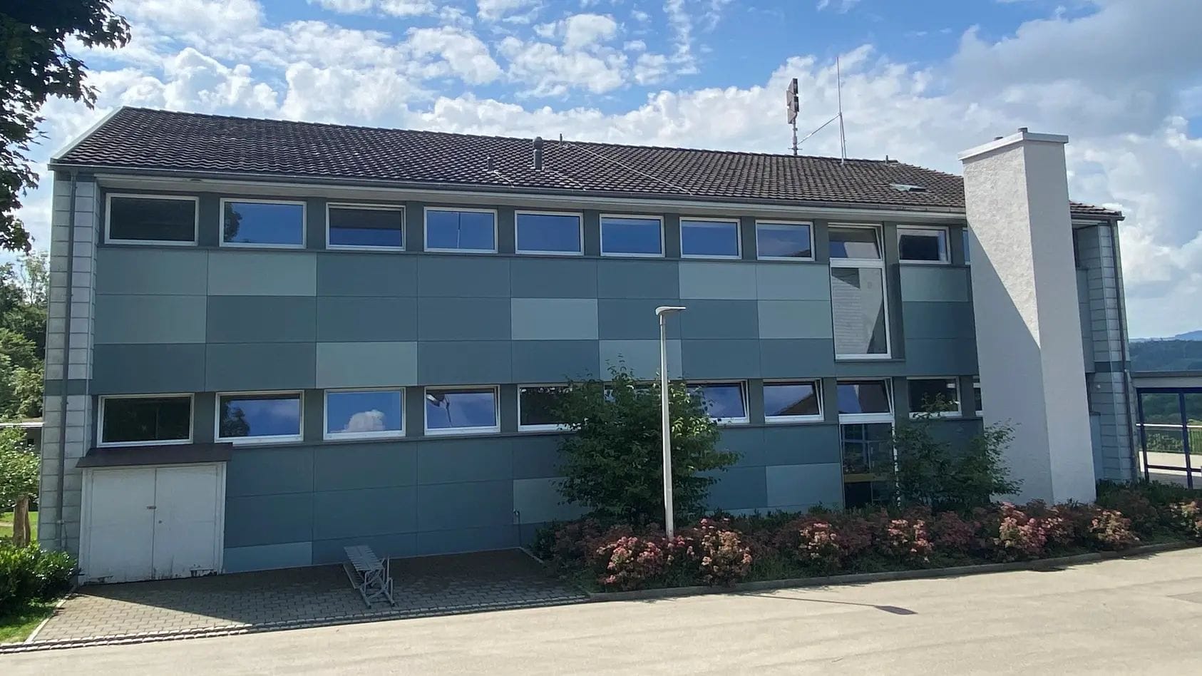 Das Schulhaus Eggenwil braucht beim Dach eine Auffrischung. Die Nordseite erhält aber weiterhin Ziegel. Bild: Aargauer Zeitung, AZ Sommer, 06.07.2022/Marc Ribolla