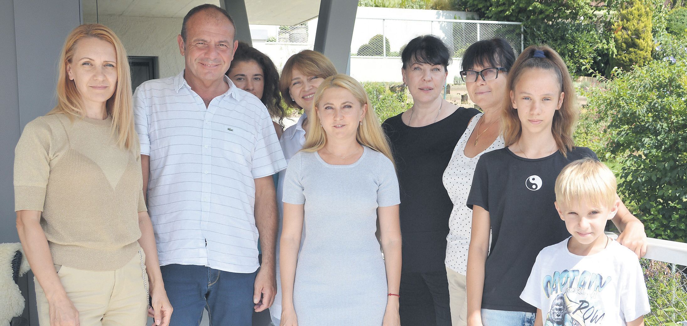 Olena Reutter (5. Person von links) hilft, wo es nur geht. Dabei kann sie auf die Unterstützung von Walter Schaub und Natalie Lechinskaya (4. Person von rechts) zählen. Bild: BBA 05.08.2022/Roger Wetli