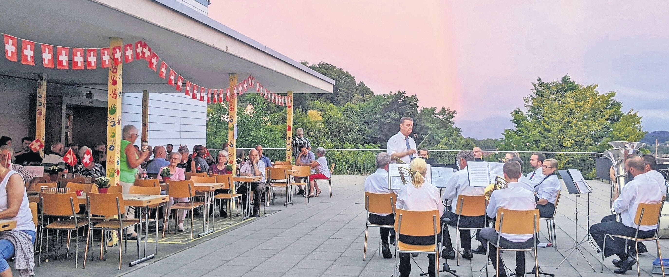 Die Musikgesellschaft Eggenwil spielte unter freiem Himmel bei schönster Stimmung. Bild: BBA 03.08.2022/Andrea Cacciatore