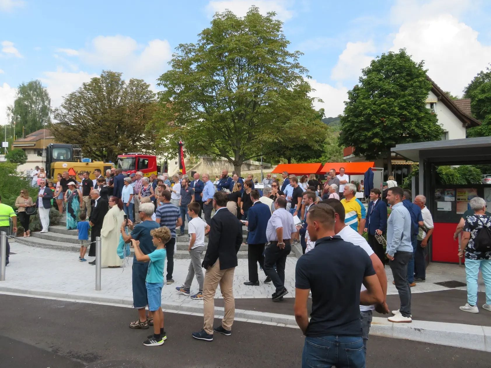 Der Einweihungsakt zog einige Leute aus der Bevölkerung und geladene Gäste an. Bild: AZ Online 28.08.2022/Marc Ribolla
