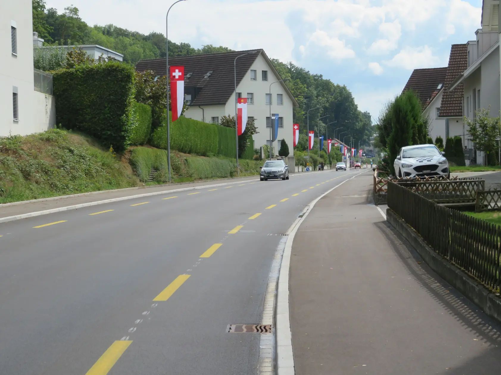 Die neue Badenerstrasse mit bergseitigem Gehweg in Richtung Bremgarten. Bild: AZ Online 28.08.2022/Marc Ribolla