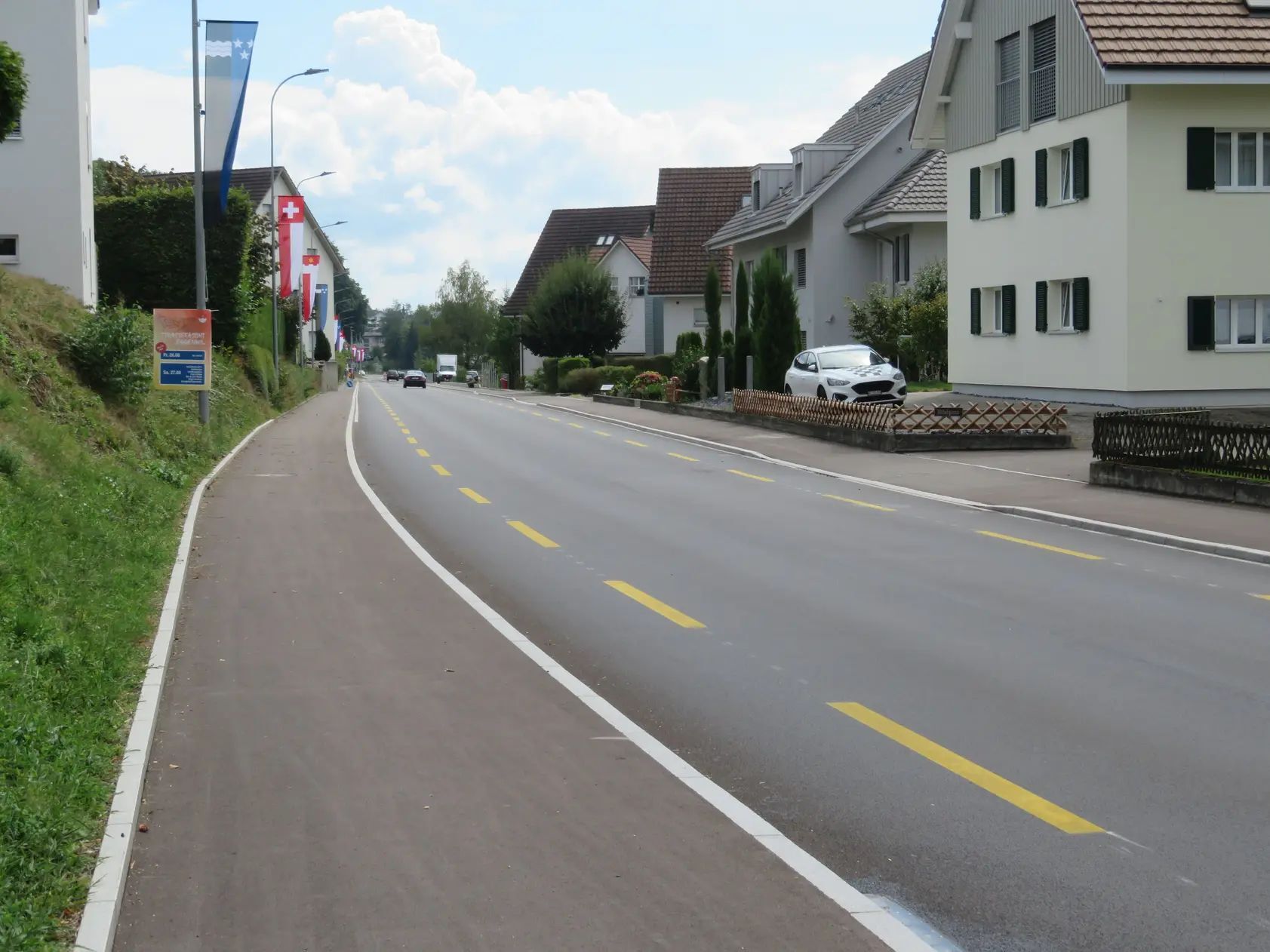 Die Kantonsstrasse mit talseitigem Gehweg in Richtung Bremgarten. Bild: AZ Online 28.08.2022/Marc Ribolla