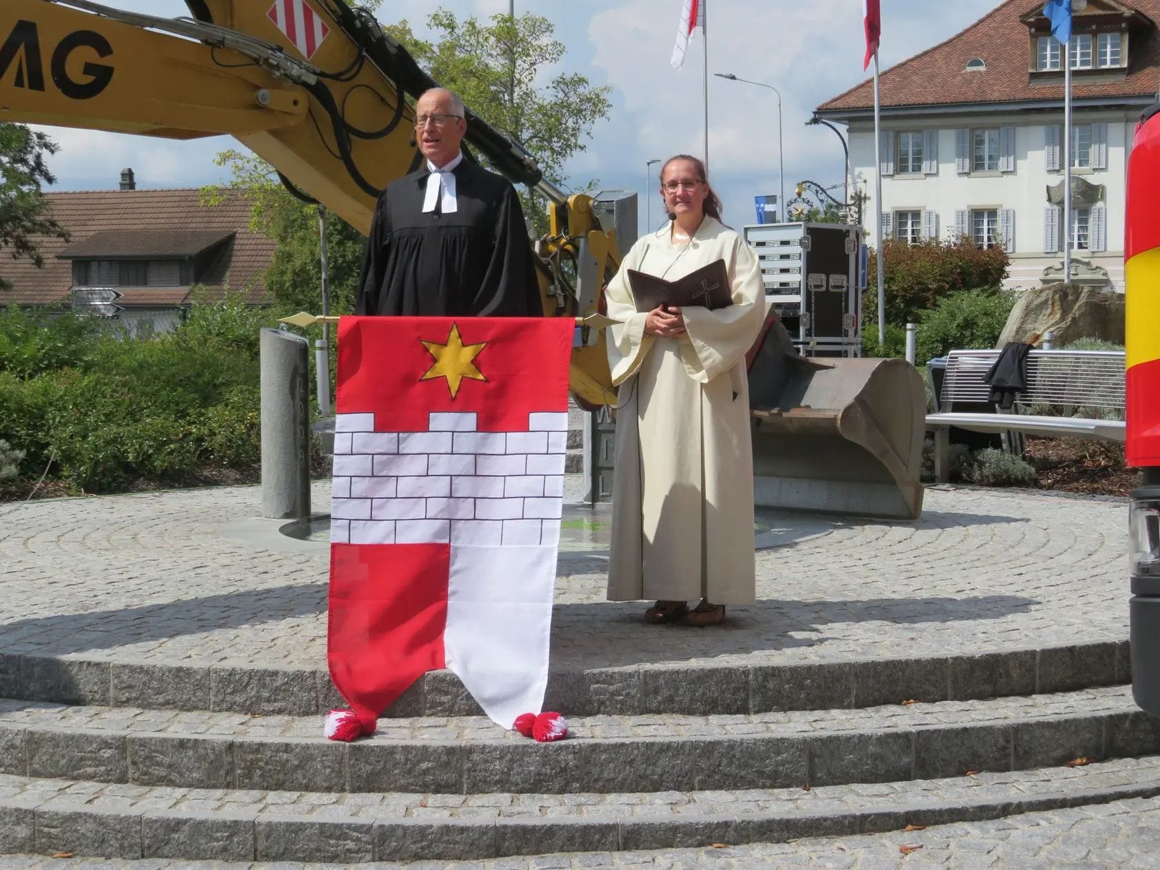 Ökumenische Segnung der Strasse durch Ruedi Bertschi (ref.) und Jessica Zemp (kath.). Bild: AZ Online 28.08.2022/Marc Ribolla