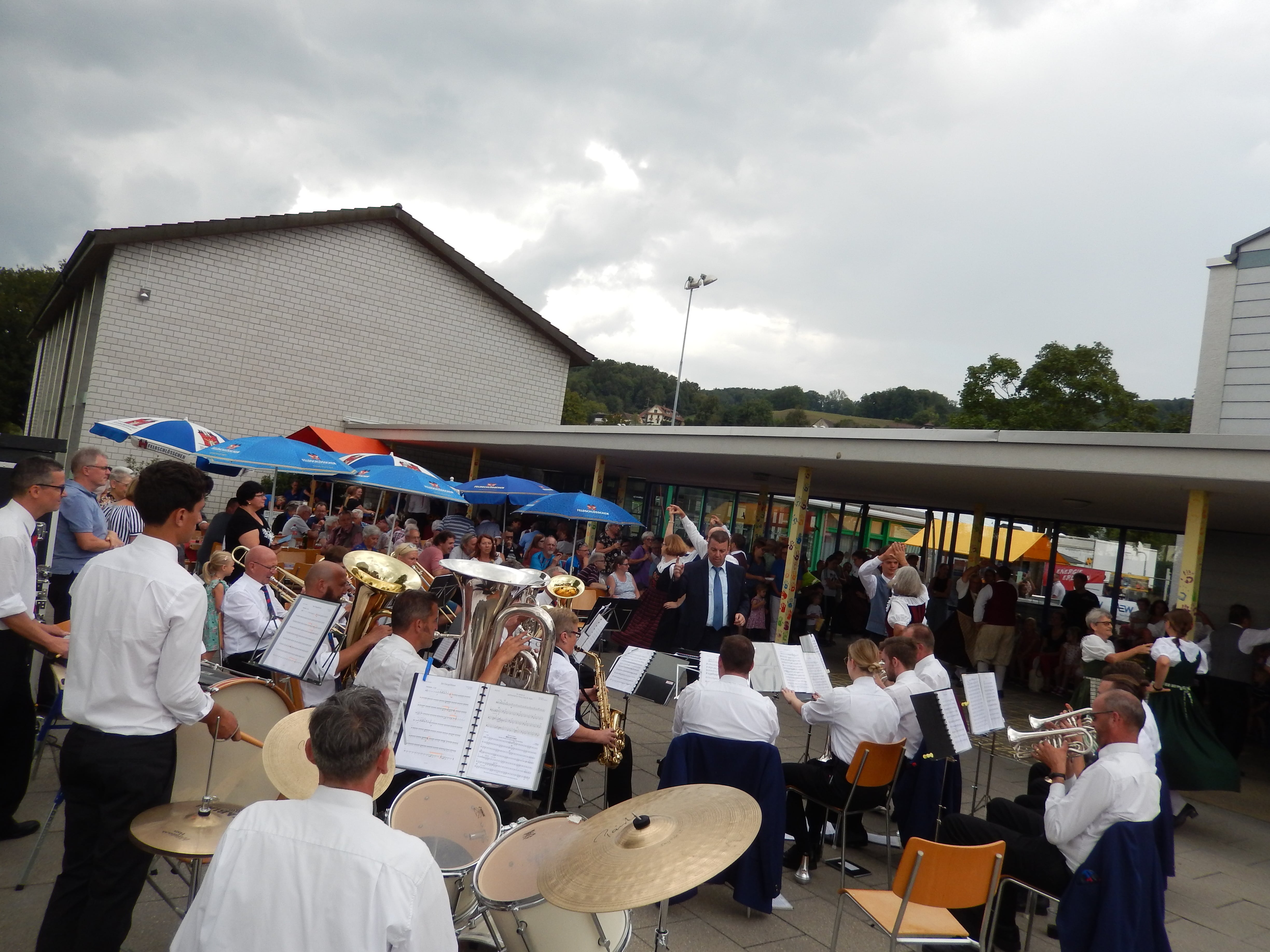 Am «Strassefäscht» in Eggenwil konnten sich die Vereine der Bevölkerung präsentieren. Auch die Musikgesellschaft und die Volkstanzgruppe legten sich voller Elan ins Zeug. Bild: Gemeindekanzlei 27.08.2022/Ivan Ljutic