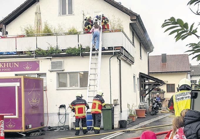 Ein Mädchen kann sich über die Leiter retten. Bild: BBA 30.09.2022/aca