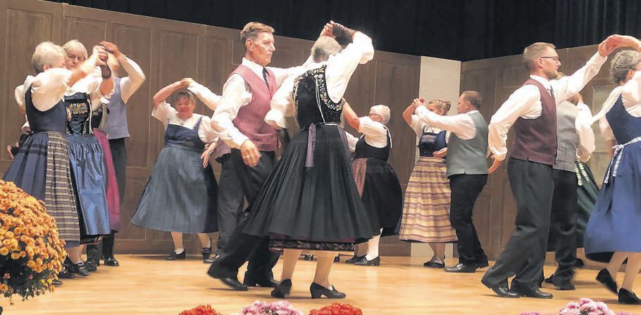 Konzentriert und mit scheinbarer Leichtigkeit tanzte die Volkstanzgruppe. Bild: BBA 02.11.2022/Erika Obrist