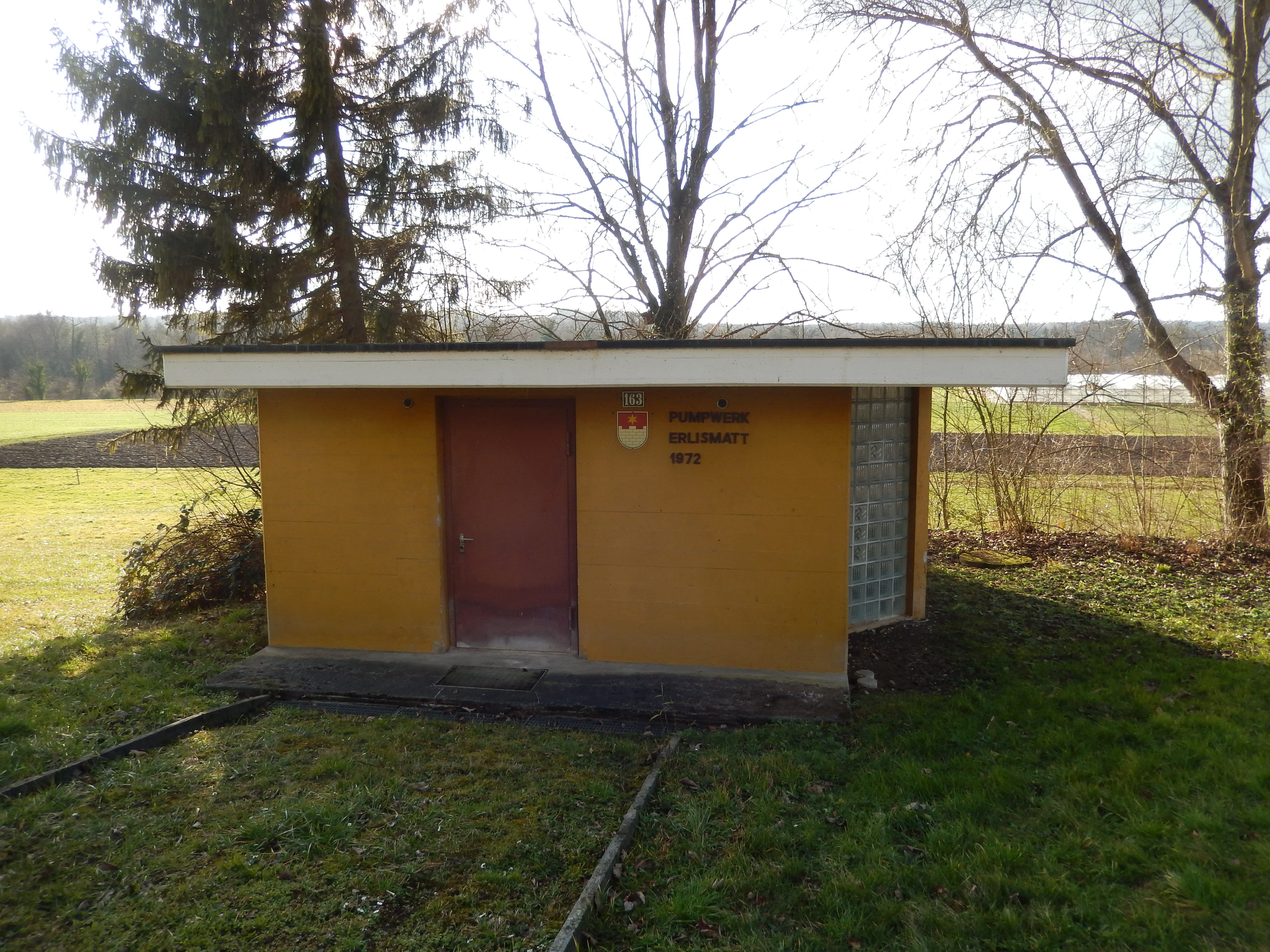 Das Quellwasserpumpwerk Erlismatt soll komplett rückgebaut und dessen Parzellen verkauft werden. Der Wasserpreis wird dadurch deutlich teurer. Bild: BBA 22.11.2022/zg