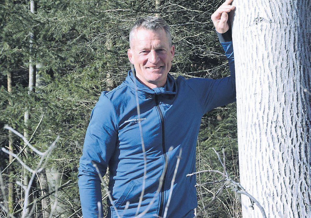 Urs Huber und sein erster gesetzter Baum. «Man schaut zu ihnen und verfolgt ihr Wachstum. Sie können einem nur ans Herz wachsen.» Bild: BBA 21.02.2023/Celeste Blanc