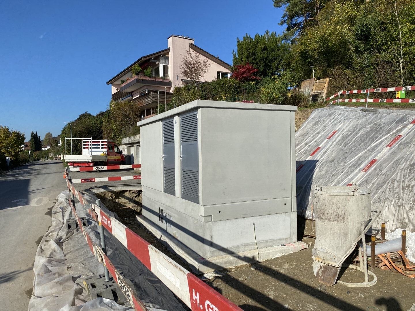 Projekt «Neubau Transformatorenstation Trottengasse» im Zuge der Sanierung Rotrainstrasse & Kuppelweg am 31.10.2022: Versetzung Trafostation. Bild: Manuel Humitsch, Bauleiter KFB Pfister AG