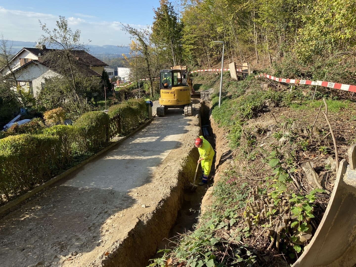 Projekt «Sanierung Rotrainstrasse & Kuppelweg» – Bauphase K1 Sanierung Kuppelweg am 31.10.2022: Erstellung EW-Leitung. Bild: Manuel Humitsch, Bauleiter KFB Pfister AG