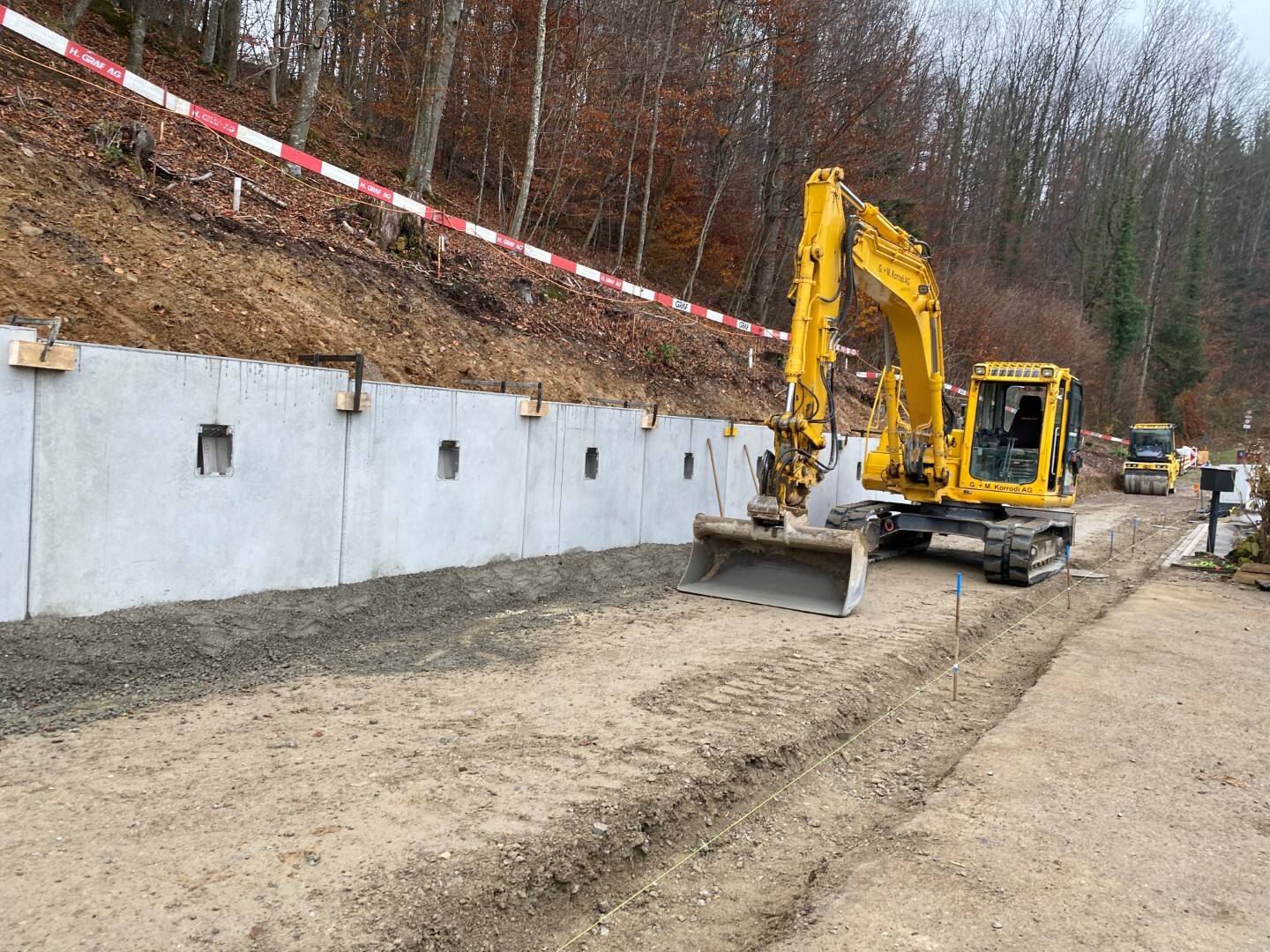 Projekt «Sanierung Rotrainstrasse & Kuppelweg» – Bauphase K1 Sanierung Kuppelweg am 07.12.2022: Erstellung Stützmauer entlang Waldrand. Bild: Manuel Humitsch, Bauleiter KFB Pfister AG