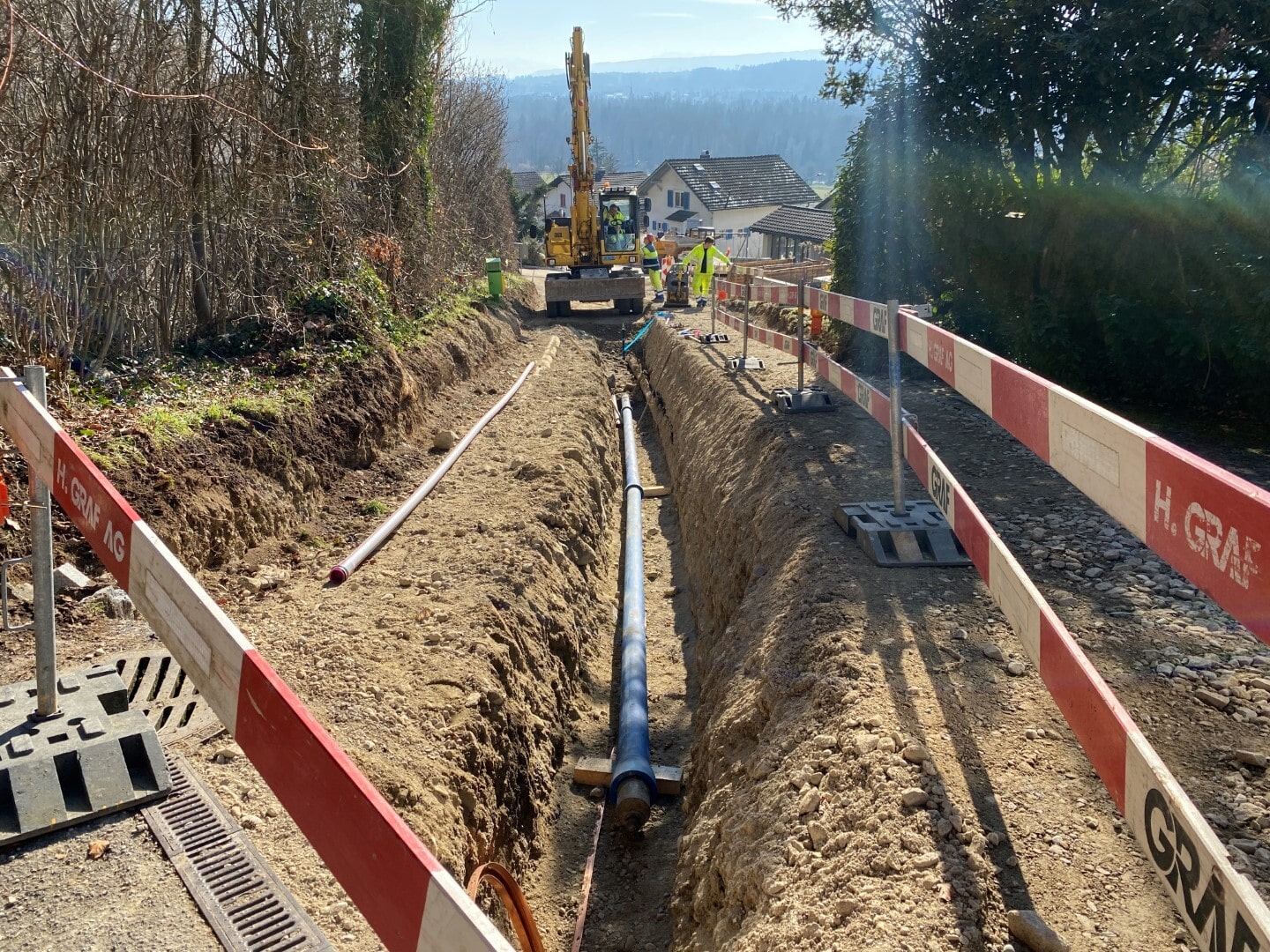 Projekt «Sanierung Rotrainstrasse & Kuppelweg» – Bauphase R4 Sanierung Rotrainstrasse ab Verzweigung Kuppelweg am 16.02.2023: Verlegung der Wasserleitung. Bild: Manuel Humitsch, Bauleiter KFB Pfister AG