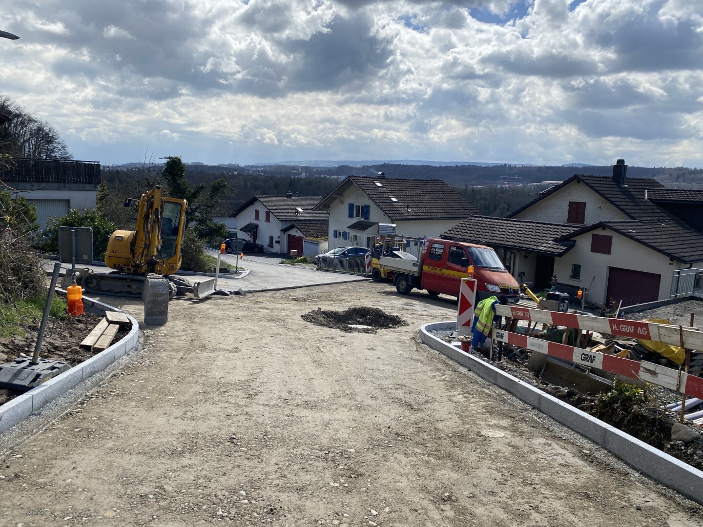 Projekt «Sanierung Rotrainstrasse & Kuppelweg» – Bauphase R4 Sanierung Rotrainstrasse ab Verzweigung Kuppelweg am 27.03.2023: Erstellung Planie. Bild: Manuel Humitsch, Bauleiter KFB Pfister AG
