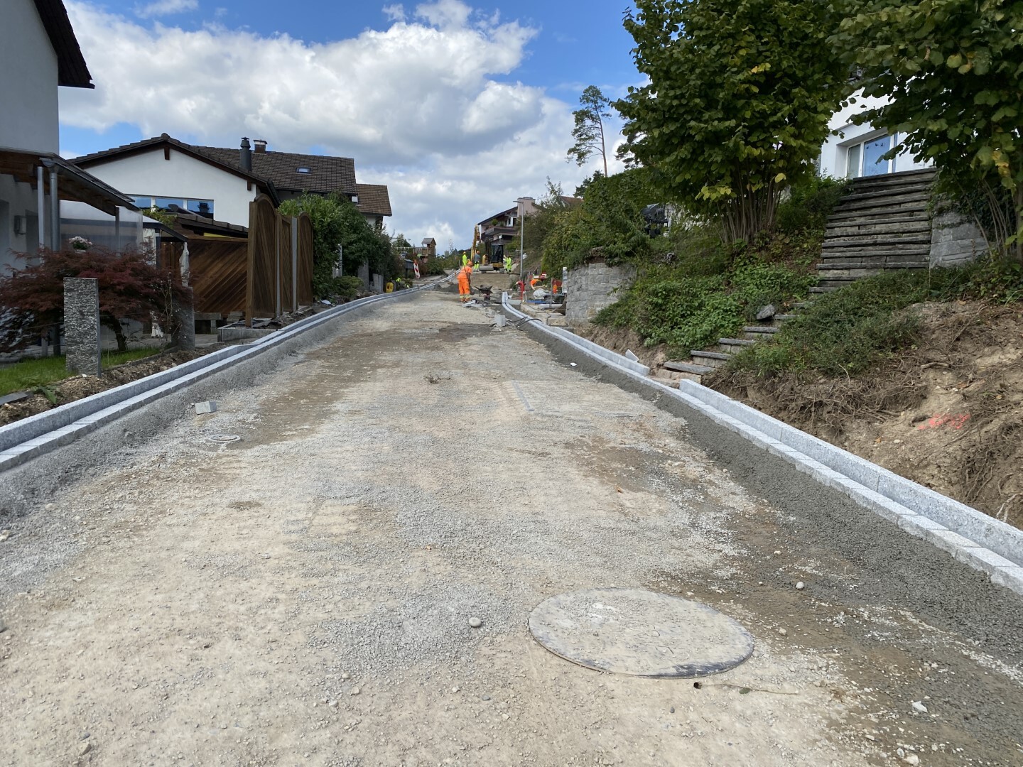 Projekt «Sanierung Rotrainstrasse & Kuppelweg» – Bauphasen R2 & R3 Sanierung Rotrainstrasse am 20.09.2022: Versetzen der Randabschlüsse. Bild: Manuel Humitsch, Bauleiter KFB Pfister AG
