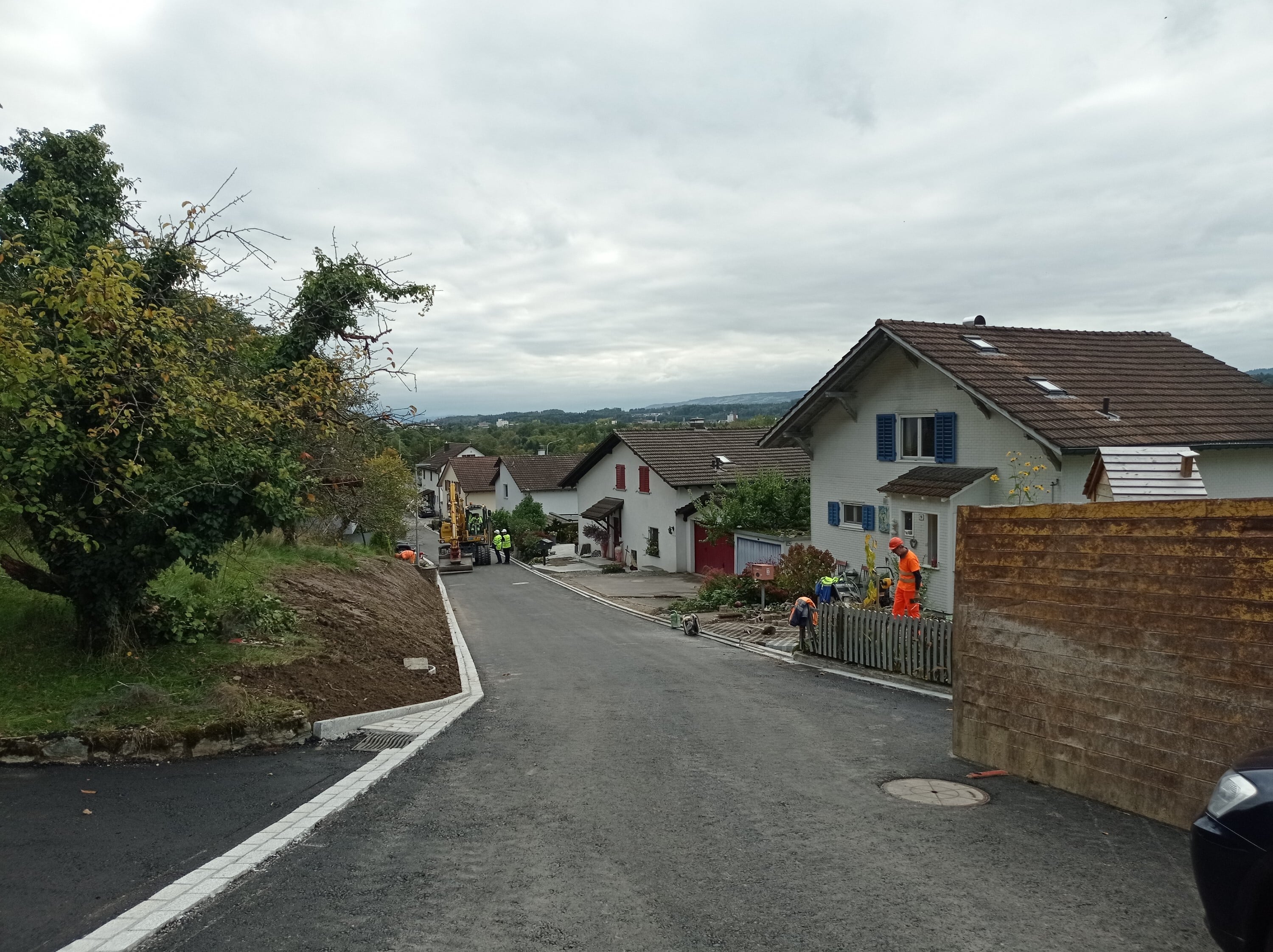 Projekt «Sanierung Rotrainstrasse & Kuppelweg» – Bauphasen R2 & R3 Sanierung Rotrainstrasse am 03.10.2022: Einbau der Tragschicht. Bild: Manuel Humitsch, Bauleiter KFB Pfister AG