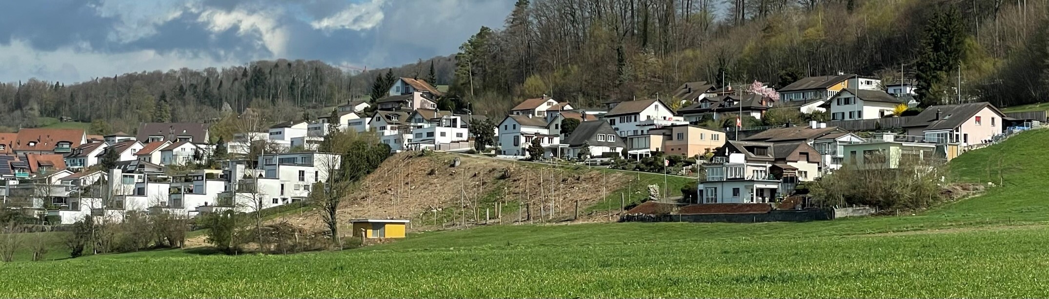 Wo heute das Grundwasserpumpwerk (gelb) steht, werden die zehn Terrassenhäuser eine Baulücke schliessen. Bild: BBA 31.05.2023/zg