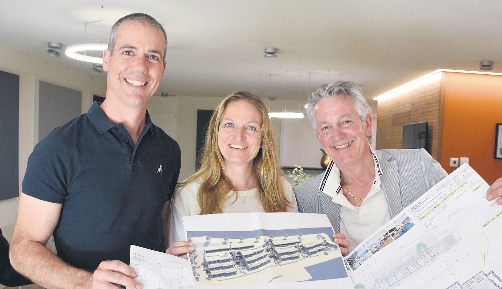 Sie haben sehr viel Zeit und Gedanken in die zehn Terrassenhäuser investiert: (v. l.) Stefan und Fabienne Zürcher (Zürcher Immobilien Plus AG) und Alexander Müller (Atelier3Architektur GmbH). Bild: BBA 31.05.2023/Roger Wetli