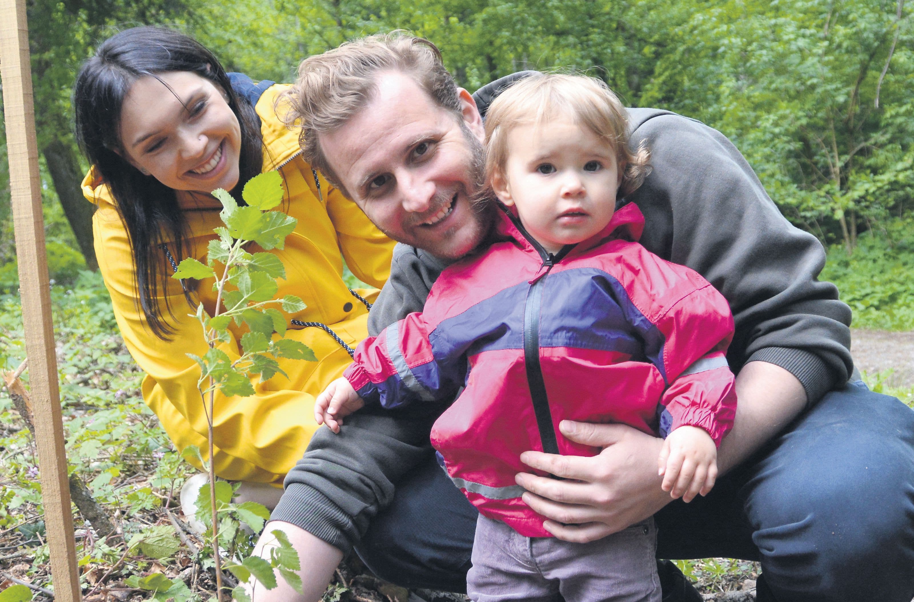 Am letzten Waldumgang mit der Bevölkerung pflanzten Sonja und Markus Weibel eine Moorbirke, dem Baum des Jahres 2023, für ihre Tochter Elin. Bild: BBA 16.05.2023/Roger Wetli