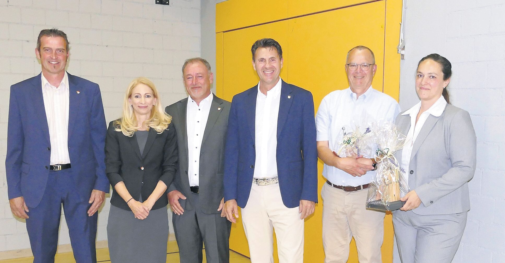 Der aktuelle Eggenwiler Gemeinderat mit (v.l.) Roland Belser, Esther Werthmüller, Ammann Roger Hausherr und André Heinrich mit den scheidenden Ratsmitgliedern Frank Bonnemeier und Sabrina Meyer. Auf dem Bild fehlt der frischgewählte Gemeinderat Pascal Vogel. Bild: BBA 20.06.2023/Stefan Treier