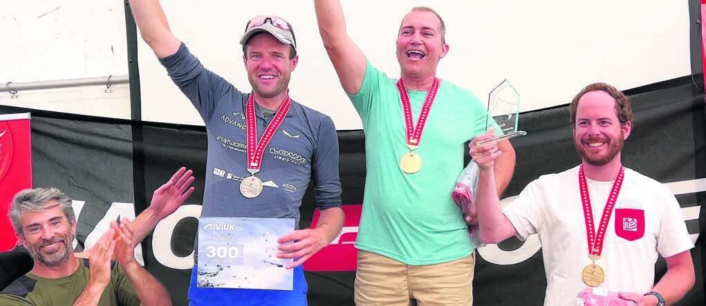 Der Eggenwiler Alfredo Studer (Mitte) holte sich in Disentis den Schweizer-Meister-Titel im Paragliding. Bild: BBA 16.08.2023/zg