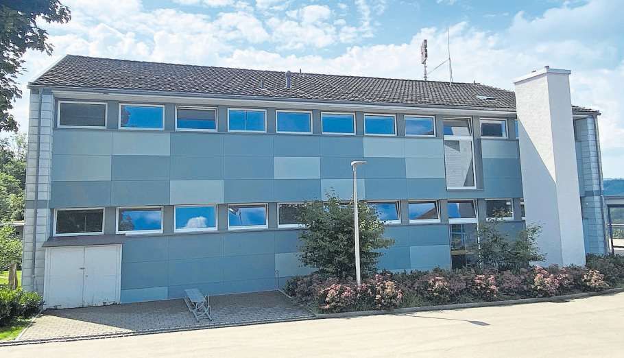 Auf das Schulhaus Eggenwil wird bald eine Mobilfunkantenne gebaut werden. Bild: AZ Freiamt 27.09.2023/Marc Ribolla (05.07.2022)