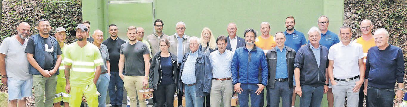 Ein Gruppenbild vor dem neu sanierten Reservoir Hofor in Eggenwil. Die Eggenwiler Gemeindebehörde sprach allen Beteiligten ihren Dank für die erbrachten Leistungen aus. Bild: BBA 19.09.2023/Stefan Treier